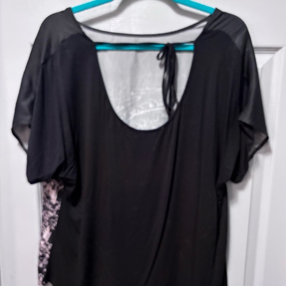 Blouse with New York cityscape and tie back neck - Picture 2 of 4